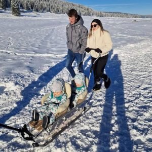 trenó duplo de madeira para 2 crianças a partir de 6 meses com alça ajustável.