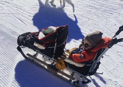 trineo doble de madera para 2 niños a partir de 6 meses con mango ajustable.