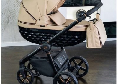 Poussette urbaine trio 3-en-1 avec nacelle 3D et siège réversible – Design exclusif fabriqué en Europe. Finitions en aluminium brossé et tissu respirant, compatible naissance à 4 ans