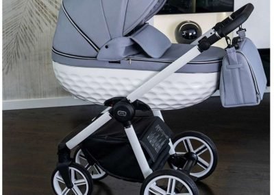 Poussette urbaine trio 3-en-1 avec nacelle 3D et siège réversible – Design exclusif fabriqué en Europe. Finitions en aluminium brossé et tissu respirant, compatible naissance à 4 ans