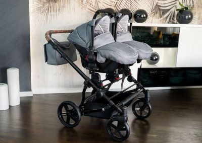 siege auto installe sur le chassis de la poussette jumeaux côte à côte