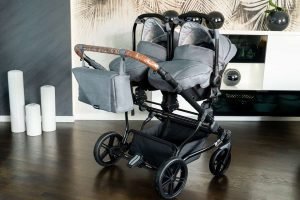 siege auto installe sur le chassis de la poussette jumeaux côte à côte