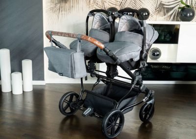 siege auto installe sur le chassis de la poussette jumeaux côte à côte