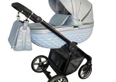 Poussette urbaine trio 3-en-1 avec nacelle 3D et siège réversible – Design exclusif fabriqué en Europe. Finitions en aluminium brossé et tissu respirant, compatible naissance à 4 ans