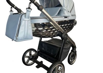 Poussette urbaine trio 3-en-1 avec nacelle 3D et siège réversible – Design exclusif fabriqué en Europe. Finitions en aluminium brossé et tissu respirant, compatible naissance à 4 ans