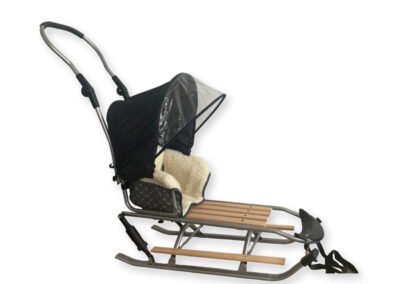 Détail du guidon réglable et des poignées de la luge enfant