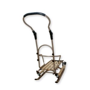 Détail du repose-pieds et du châssis de la luge