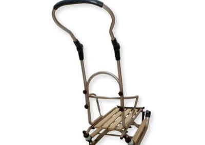 Détail du repose-pieds et du châssis de la luge