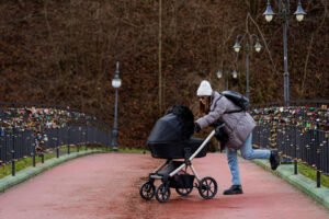 Poussette convertible en siège auto, offrant flexibilité et sécurité aux parents modernes