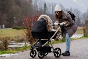 Poussette pratique et élégante du Coin de la Ra, idéale pour les parents actifs en promenade
