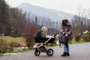 Poussette moderne et multifonctionnelle du Coin de la Ra, idéale pour les promenades en famille