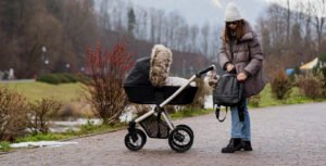 Poussette moderne et multifonctionnelle du Coin de la Ra, idéale pour les promenades en famille