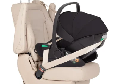 Installation du cosy Vega Lite avec ceinture de sécurité dans voiture